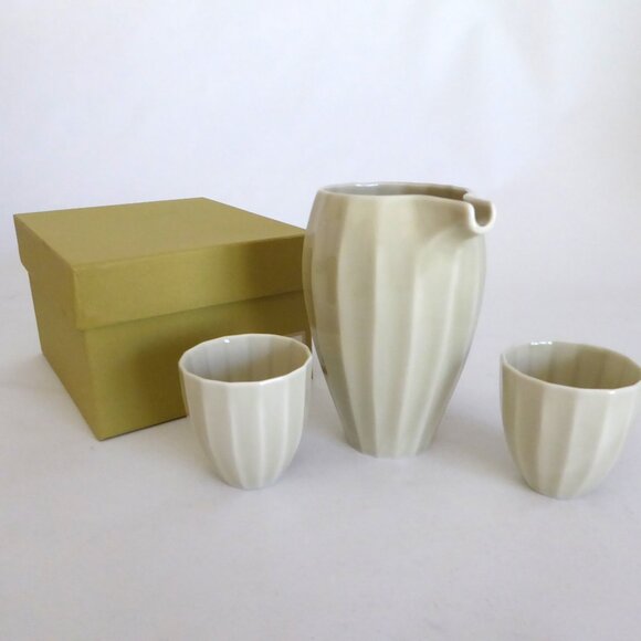JAPAN JAPANESE FINE PORCELAIN 3 PIECE SAKE DECANTER & CUP SET (NEW IN BOX) - Picture 1 of 8